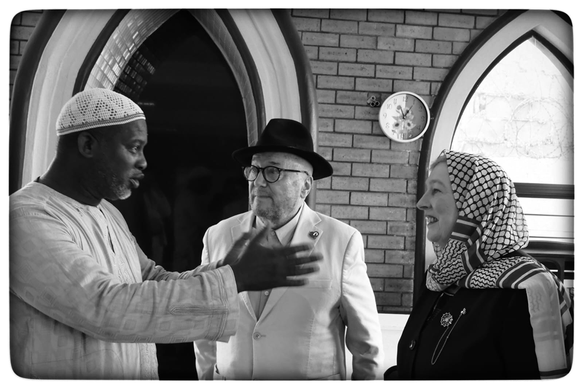 Shaykh Ismail Gqamane in conversation with George Galloway and Yvonne Ridley at the Gugulethu Islamic Centre – a moment of welcome, dialogue and solidarity. (Photo: Nawawie Mathews)